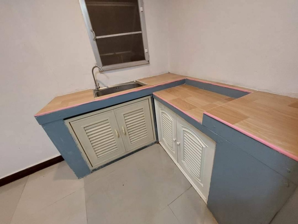 For RentHouseNakhon Pathom : Bang Pla Resort, Bang Len District, Nakhon Pathom Province) Single-storey corner house for rent. - The atmosphere in the garden is shady, making an office 50 sq m.