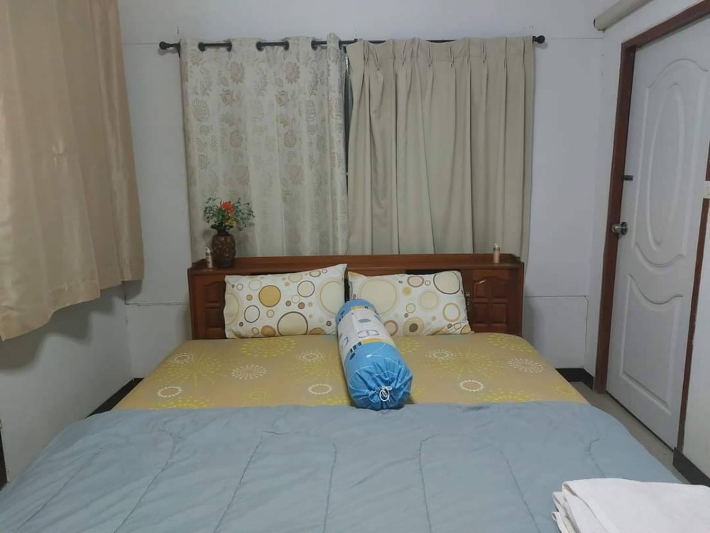 For RentHouseNakhon Pathom : Bang Pla Resort, Bang Len District, Nakhon Pathom Province) Single-storey corner house for rent. - The atmosphere in the garden is shady, making an office 50 sq m.