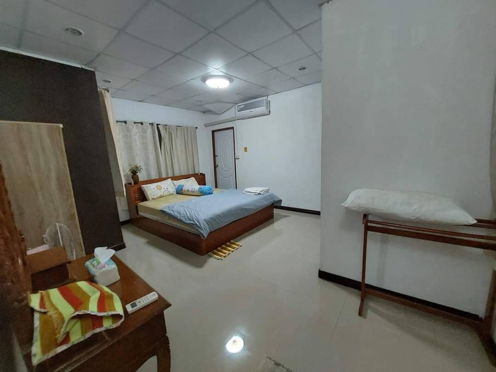 For RentHouseNakhon Pathom : Bang Pla Resort, Bang Len District, Nakhon Pathom Province) Single-storey corner house for rent. - The atmosphere in the garden is shady, making an office 50 sq m.