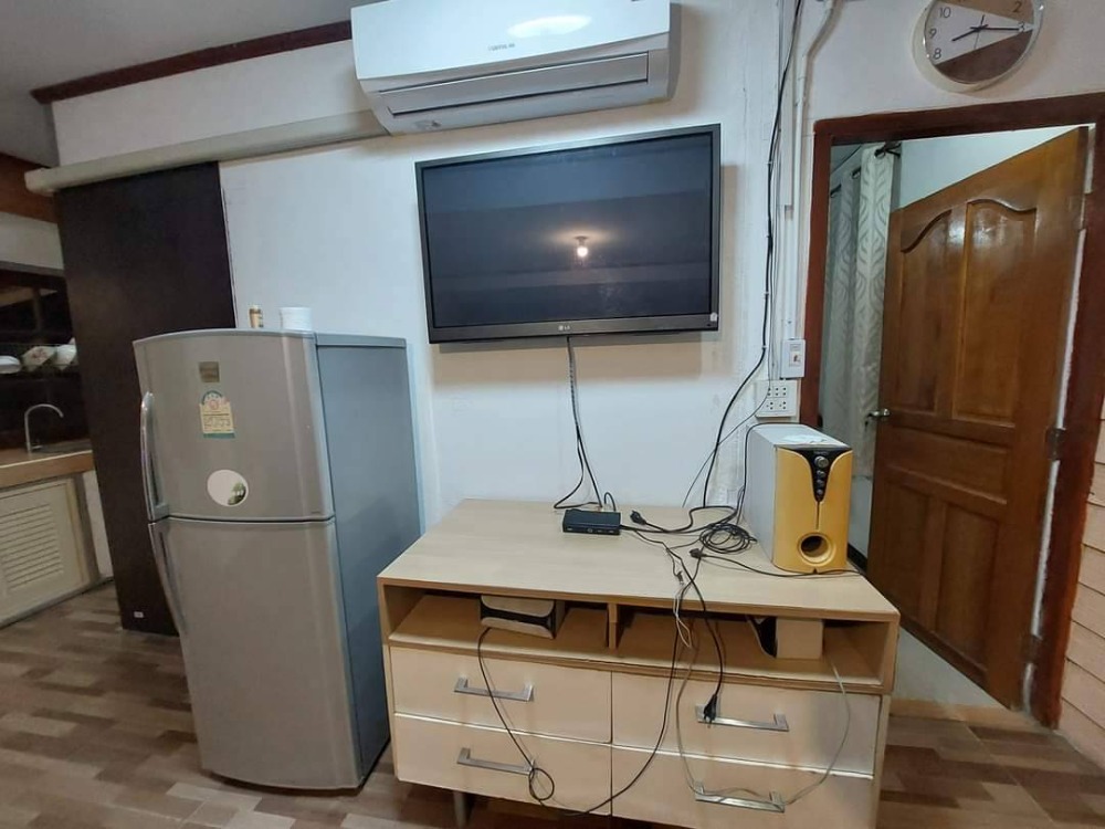 For RentHouseNakhon Pathom : Bang Pla Resort, Bang Len District, Nakhon Pathom Province) Single-storey corner house for rent. - The atmosphere in the garden is shady, making an office 50 sq m.