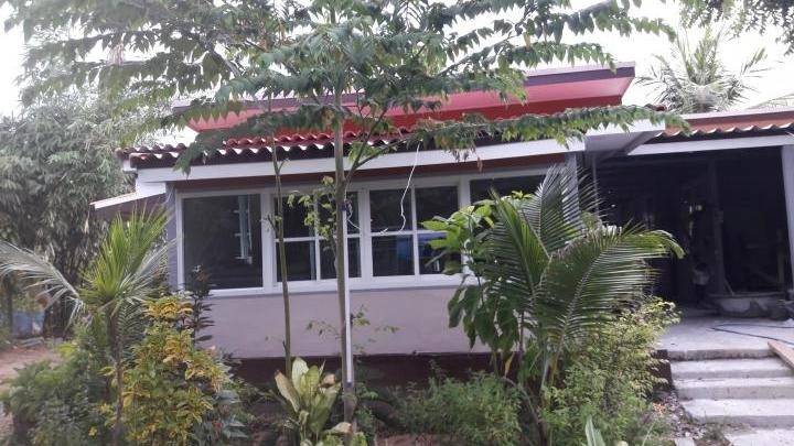 For RentHouseNakhon Pathom : Bang Pla Resort, Bang Len District, Nakhon Pathom Province) Single-storey corner house for rent. - The atmosphere in the garden is shady, making an office 50 sq m.
