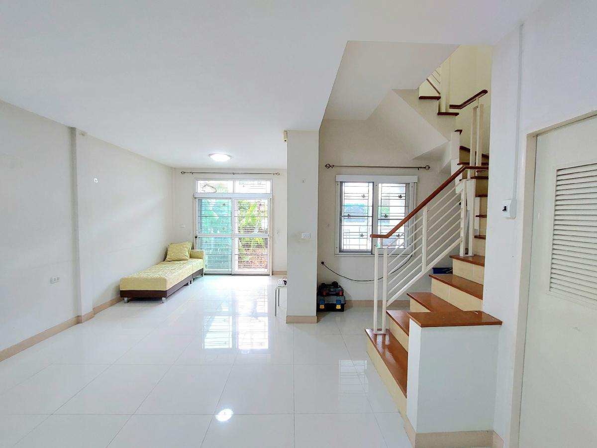 For SaleTownhomeNawamin, Ramindra : Townhome for sale, 2 floors, 3 bedrooms, 2 bathrooms, 1 living space, kitchen addition, 18 sq m. The back of the house is not attached to anyone. Built with bricks, width up to 6 meters, main road, quiet and private atmosphere.