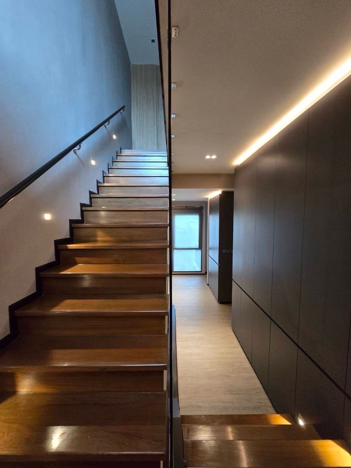 ขายทาวน์โฮมลาดพร้าว101 แฮปปี้แลนด์ : ขายด่วน Prime Nine Ekamai /  ทองหล่อ / เฟอร์นิเจอร์ครบพร้อมเข้าอยู่ / ใกล้ทางด่วน / เอกมัย / พระราม9 / ทาวน์โฮม / 3 ชั้น ดีไซน์บ้านเดี่ยว / ทำเลใจกลางเมือ / Townhome/ Ekamai / Rama9 / Thonglor