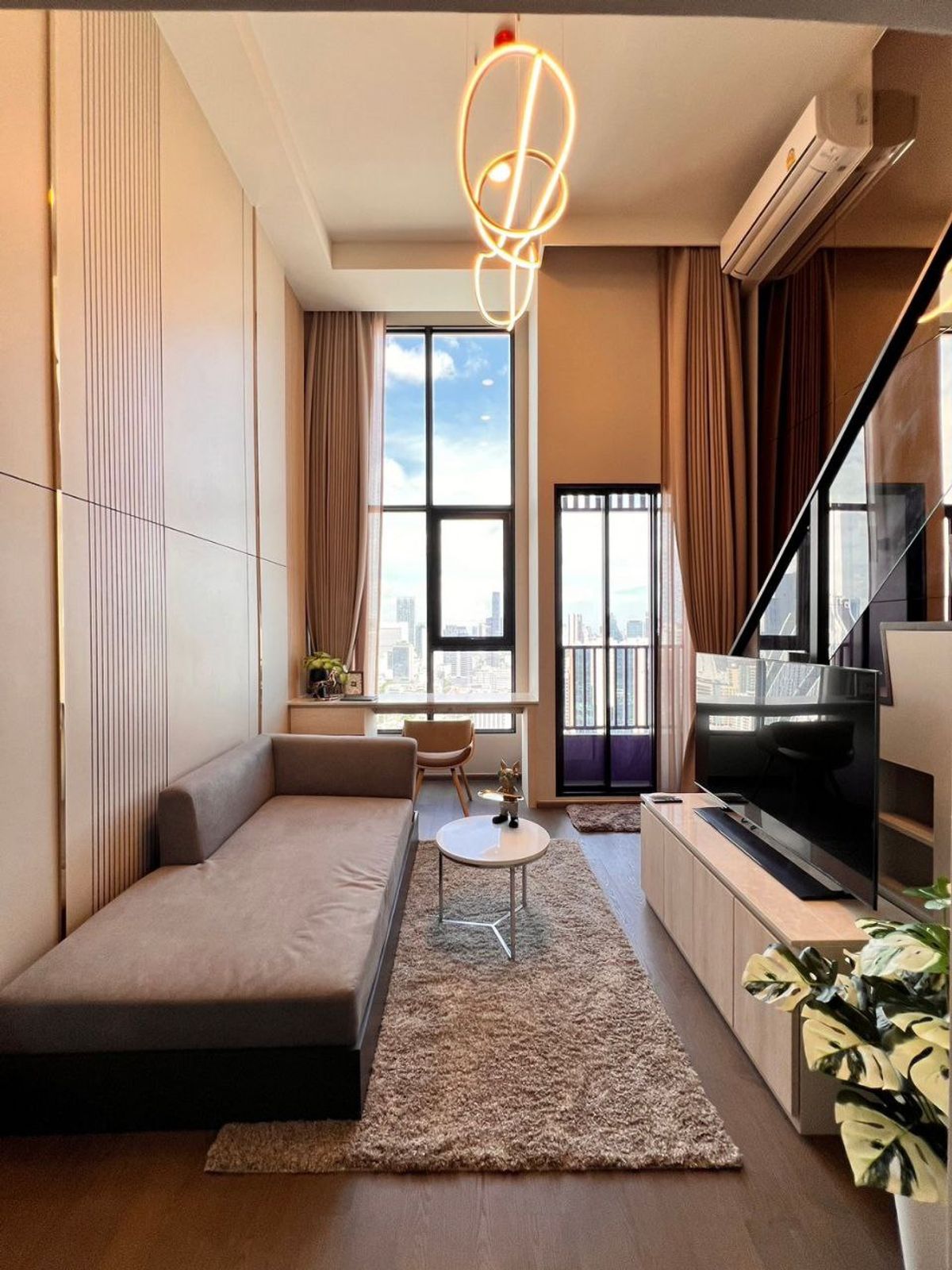 ให้เช่าคอนโดสยาม จุฬา สามย่าน : Park Origin Chula - Samyan【𝐑𝐄𝐍𝐓】🔥ห้อง LOFT สุด Cozy โปร่งสบาย สไตล์มูจิ เฟอร์ครบ ส่วนกลางจัดเต็ม ตรงข้ามถนนบรรทัดทอง ใกล้ MRT สามย่าน  🔥ติดต่อไลน์ไอดี: @hacondo