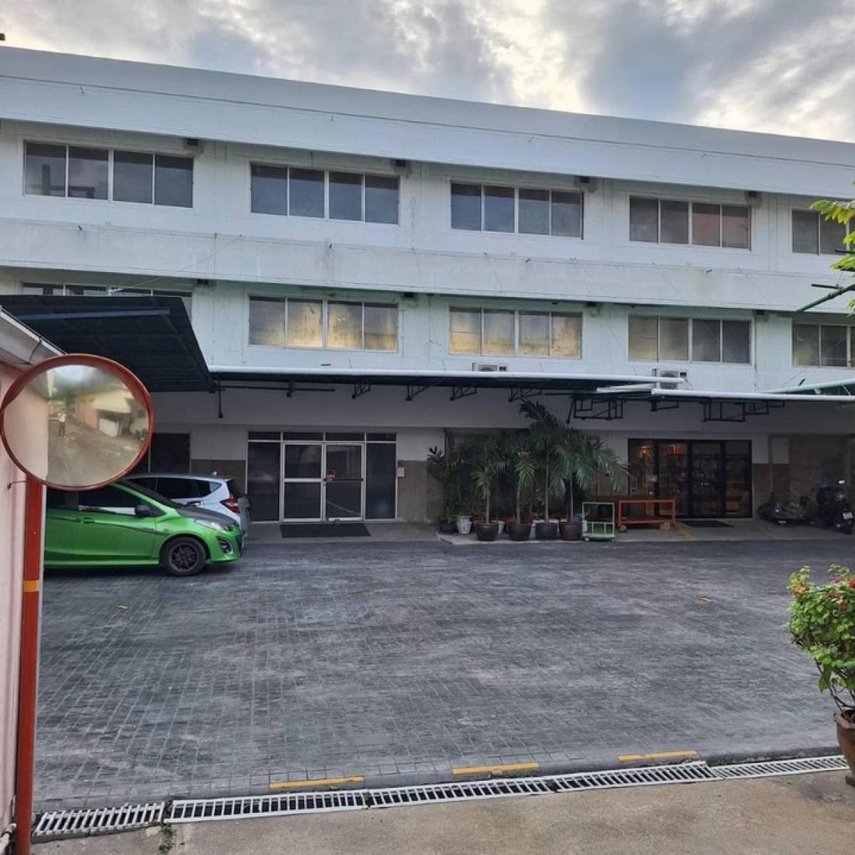 For RentFactoryChokchai 4, Ladprao 71, Ladprao 48, : Factory for rent, 3-storey building, with factory license, Factory No. 4, Soi Lat Phrao 71 - Wang Thonglang, Bangkok, at the entrance of the alley there is the BTS Yellow Line.