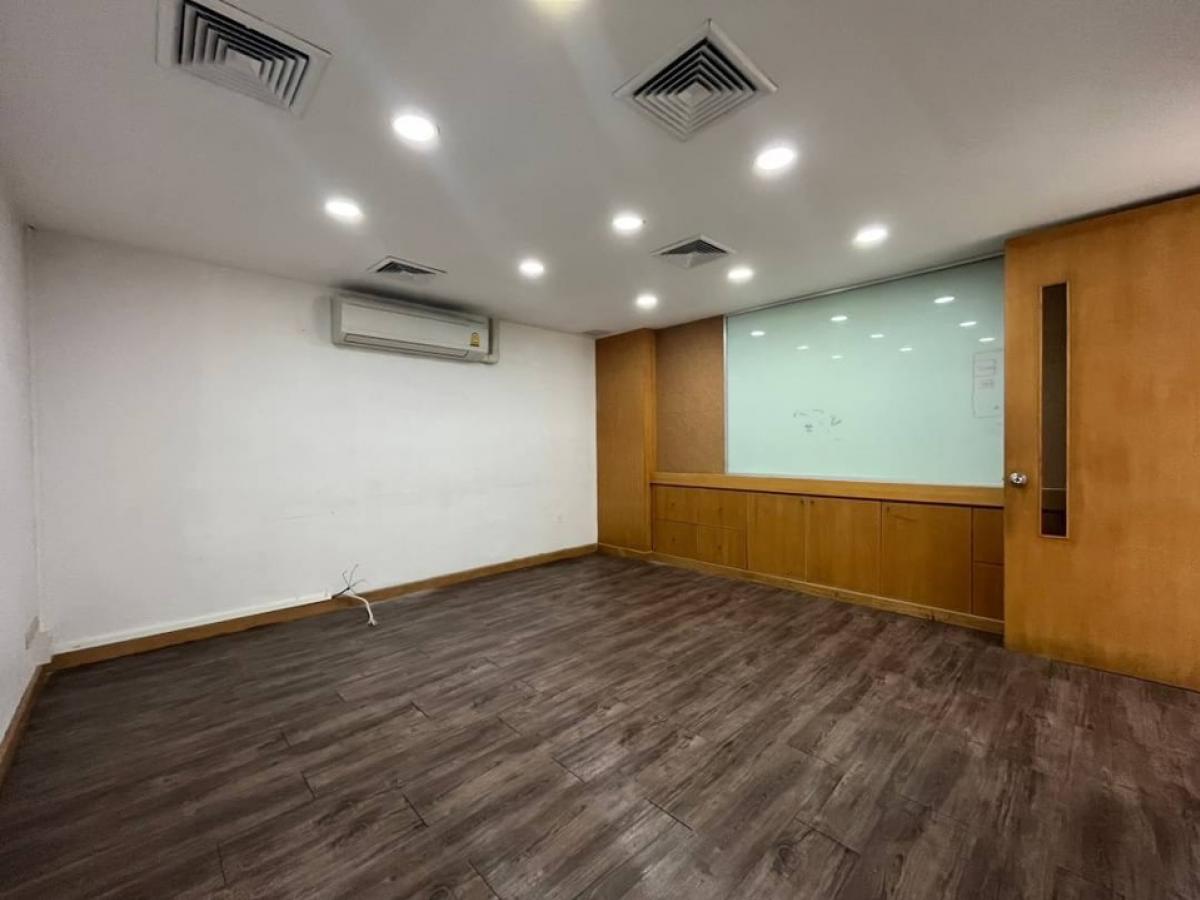 For RentOfficeSukhumvit, Asoke, Thonglor : For rent: Office, 10th floor, entire floor, size 720 square meters, very good location, near MRT, Sukhumvit Station, 350 meters.
