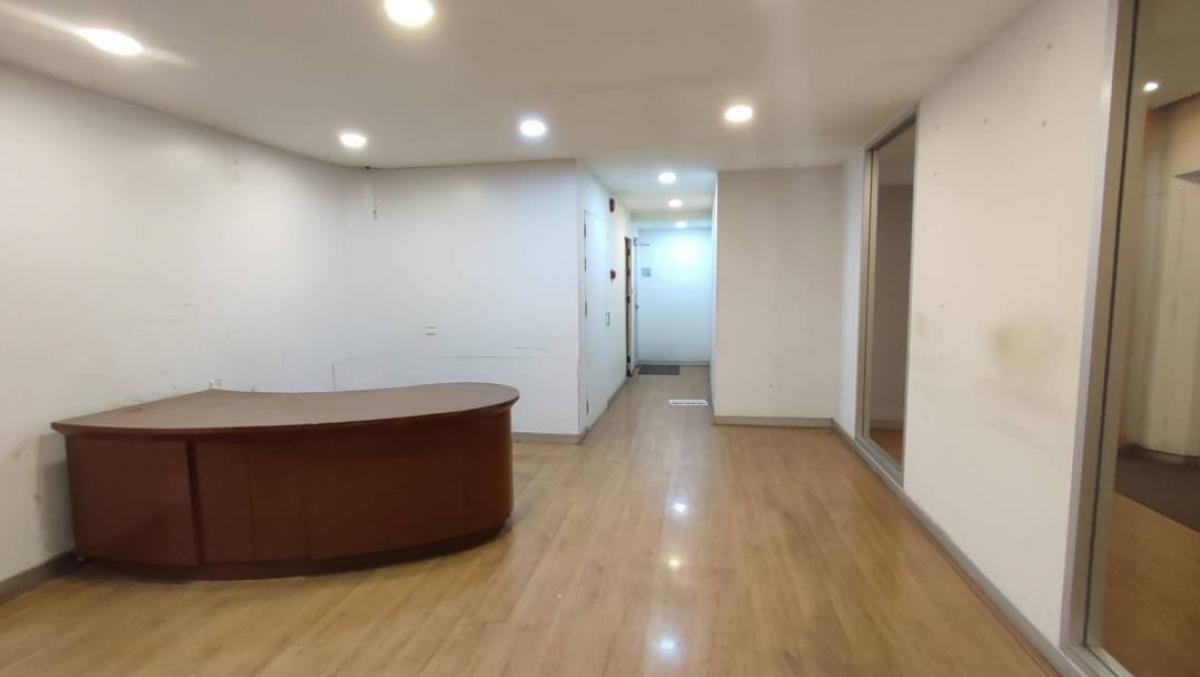 For RentOfficeSukhumvit, Asoke, Thonglor : For rent: Office, 10th floor, entire floor, size 720 square meters, very good location, near MRT, Sukhumvit Station, 350 meters.