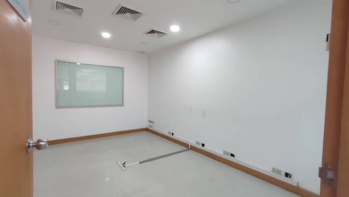 For RentOfficeSukhumvit, Asoke, Thonglor : For rent: Office, 10th floor, entire floor, size 720 square meters, very good location, near MRT, Sukhumvit Station, 350 meters.