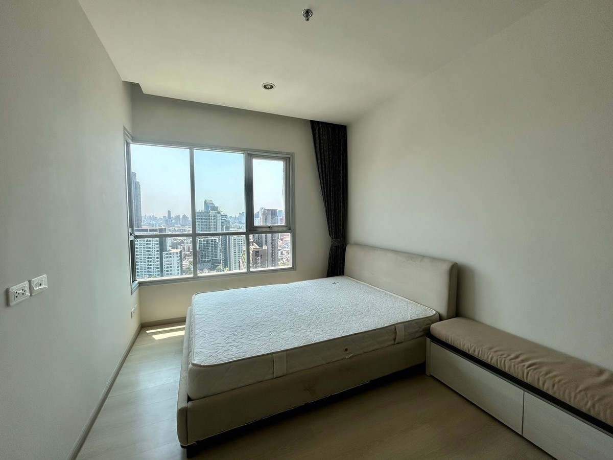 ให้เช่าคอนโดรัชดา ห้วยขวาง :  Life Ratchadapisek |  1 ห้องนอน กั้นห้อง  ชั้นสูง   📞 LINE : @pukkhome (with@)