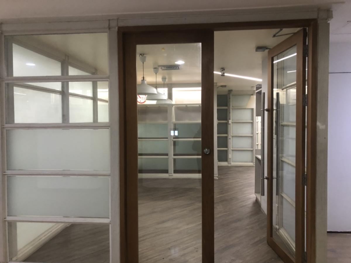 For RentOfficeSukhumvit, Asoke, Thonglor : Partly furnished office for rent !500 M from BTS & MRT