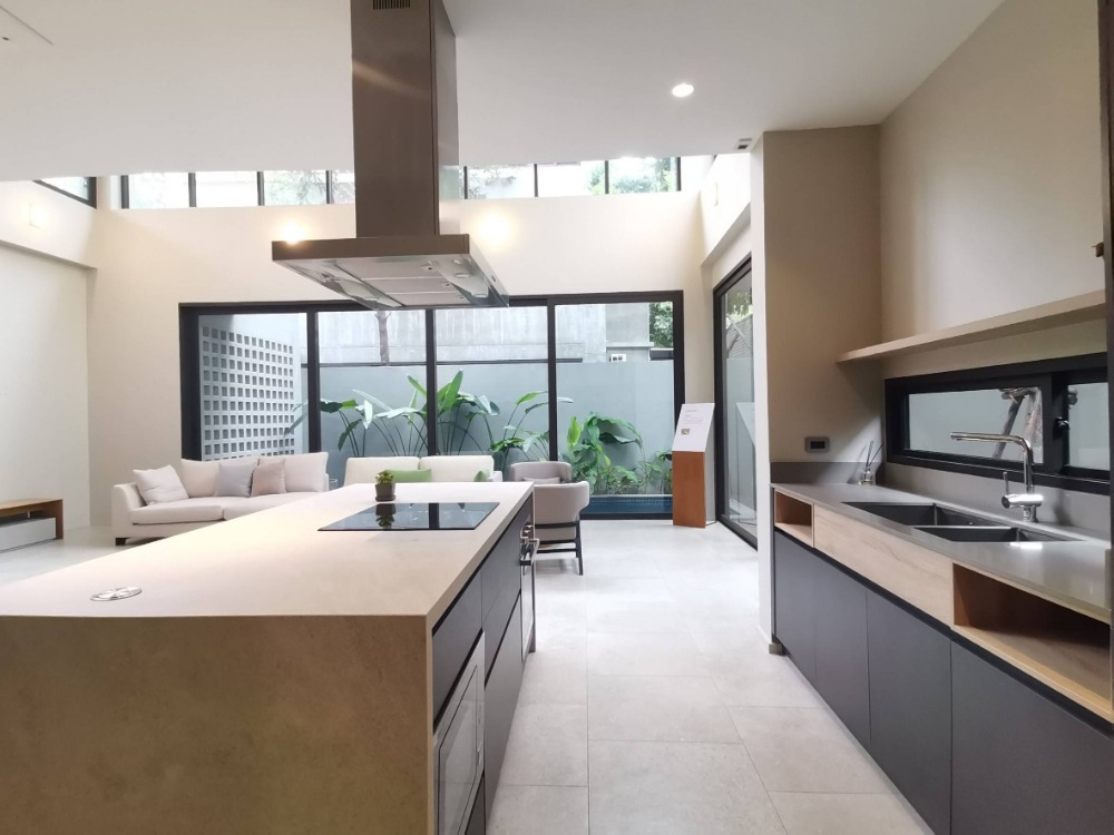 ● Modern Tropical ● บ้านเดี่ยว 3 ชั้น 88.70 ตร.ว. 620 ตร.ม. | 5 ห้องนอน 6 ที่จอดรถ | Baanbaan Vibhavadi 20 (บ้านบ้าน วิภาวดี 20) | ใกล้เซ็นทรัลลาดพร้าว 8 นาที, MRT สถานีลาดพร้าว 6 นาที Loading...