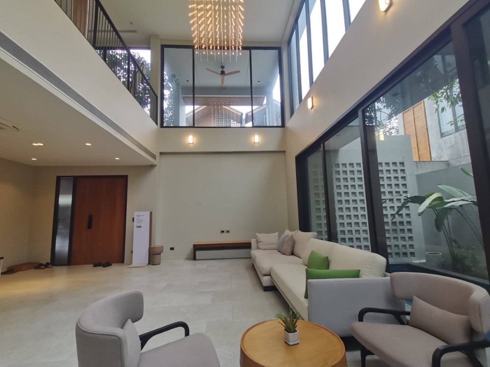 ● Modern Tropical ● บ้านเดี่ยว 3 ชั้น 88.70 ตร.ว. 620 ตร.ม. | 5 ห้องนอน 6 ที่จอดรถ | Baanbaan Vibhavadi 20 (บ้านบ้าน วิภาวดี 20) | ใกล้เซ็นทรัลลาดพร้าว 8 นาที, MRT สถานีลาดพร้าว 6 นาที Loading...