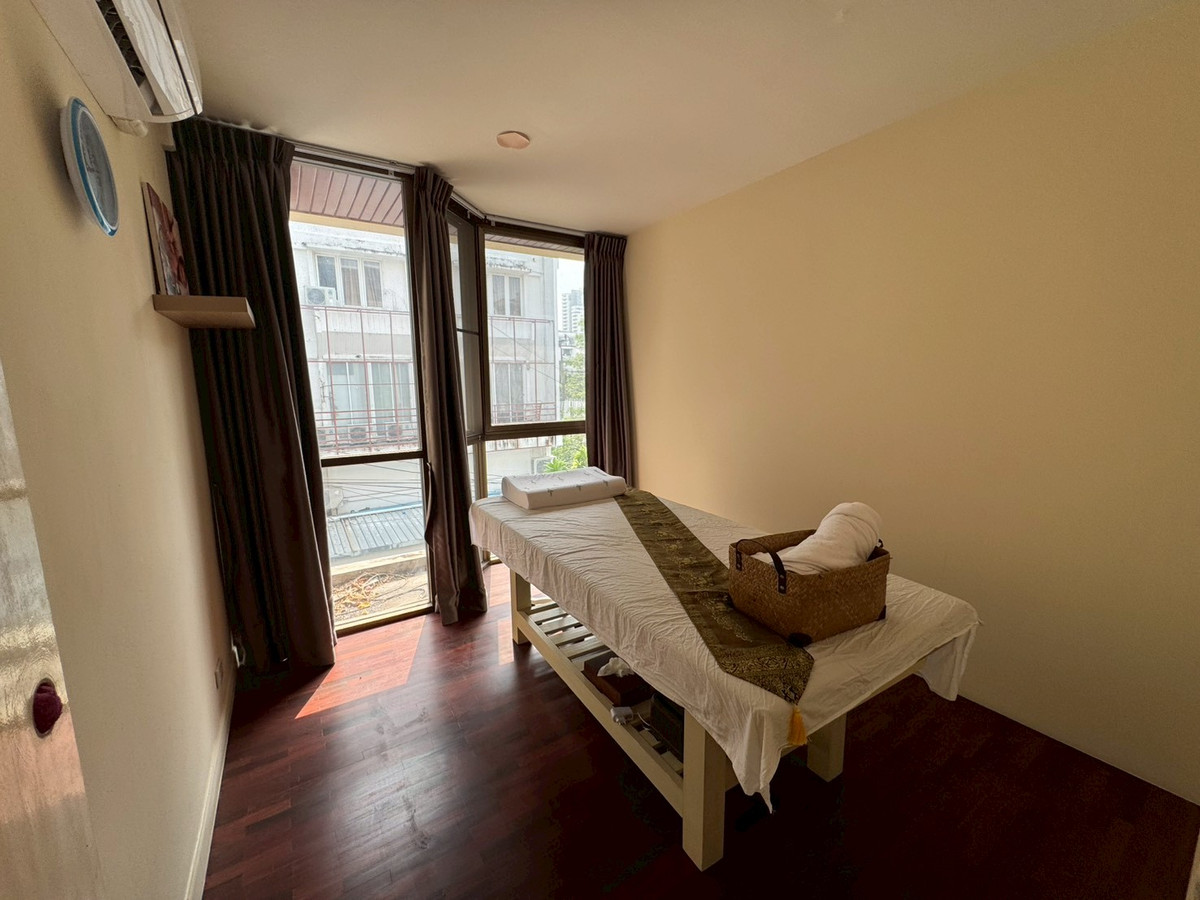 For RentHome OfficeSukhumvit, Asoke, Thonglor : Huge Townhouse in Heart of Phrom Phong. Suitable for all types of business. 蓬鹏大型联排别墅住宅出租，适合各种业务。