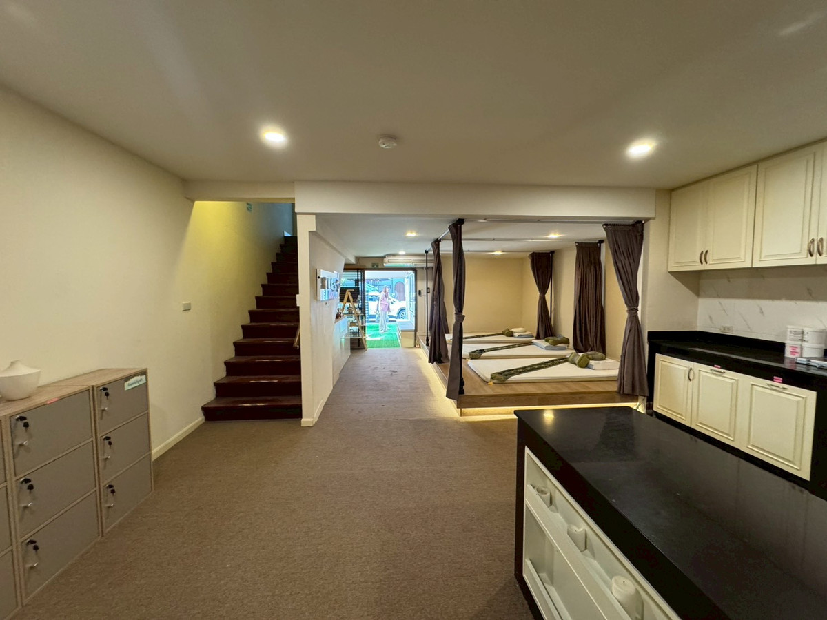 For RentHome OfficeSukhumvit, Asoke, Thonglor : Huge Townhouse in Heart of Phrom Phong. Suitable for all types of business. 蓬鹏大型联排别墅住宅出租，适合各种业务。