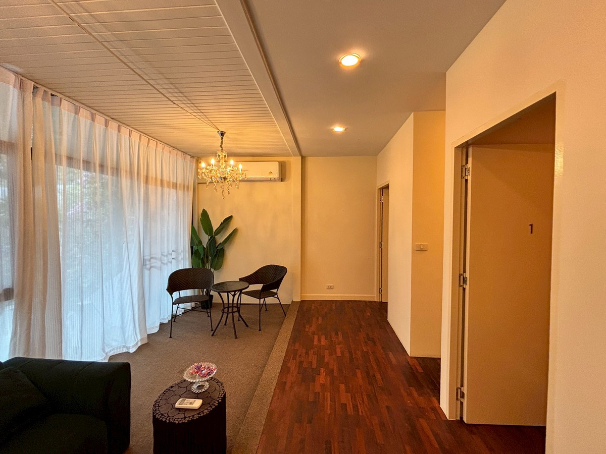 For RentHome OfficeSukhumvit, Asoke, Thonglor : Huge Townhouse in Heart of Phrom Phong. Suitable for all types of business. 蓬鹏大型联排别墅住宅出租，适合各种业务。
