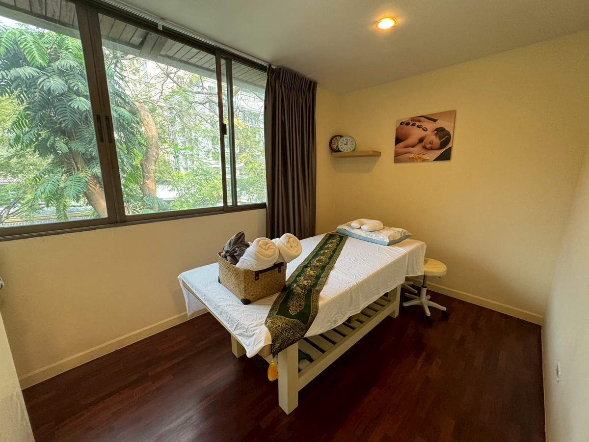 For RentHome OfficeSukhumvit, Asoke, Thonglor : Huge Townhouse in Heart of Phrom Phong. Suitable for all types of business. 蓬鹏大型联排别墅住宅出租，适合各种业务。