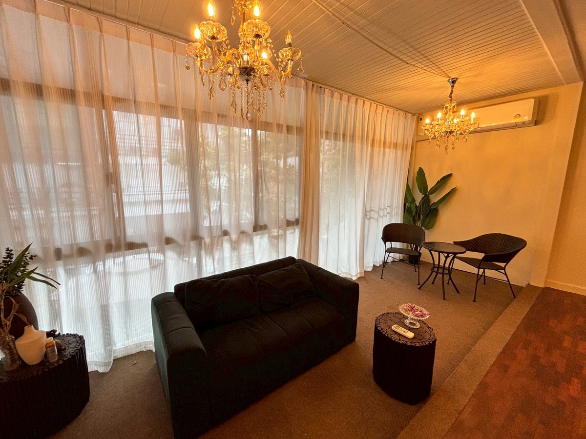 For RentHome OfficeSukhumvit, Asoke, Thonglor : Huge Townhouse in Heart of Phrom Phong. Suitable for all types of business. 蓬鹏大型联排别墅住宅出租，适合各种业务。