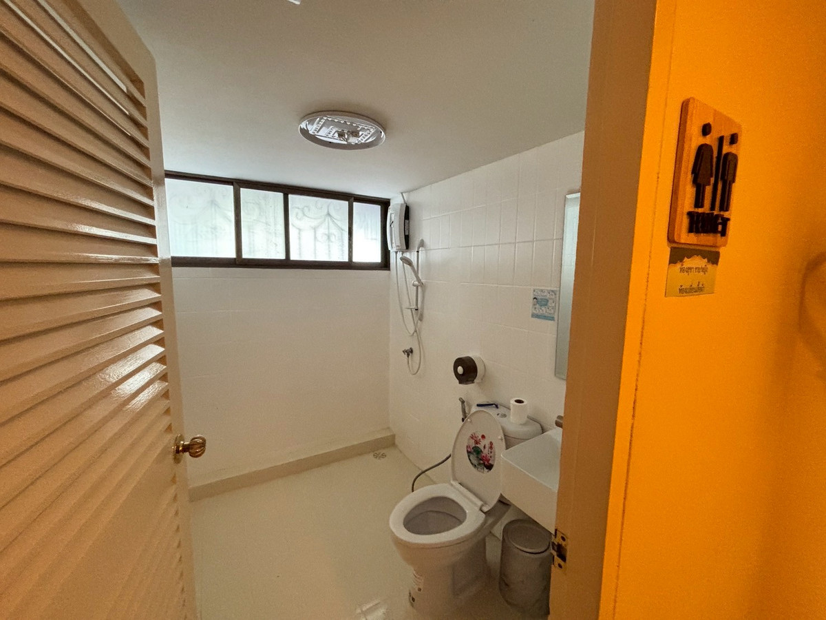 For RentHome OfficeSukhumvit, Asoke, Thonglor : Huge Townhouse in Heart of Phrom Phong. Suitable for all types of business. 蓬鹏大型联排别墅住宅出租，适合各种业务。