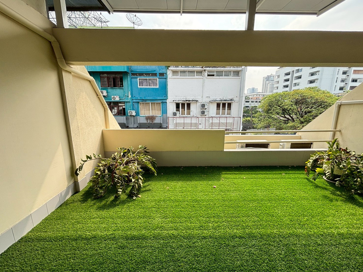 For RentHome OfficeSukhumvit, Asoke, Thonglor : Huge Townhouse in Heart of Phrom Phong. Suitable for all types of business. 蓬鹏大型联排别墅住宅出租，适合各种业务。