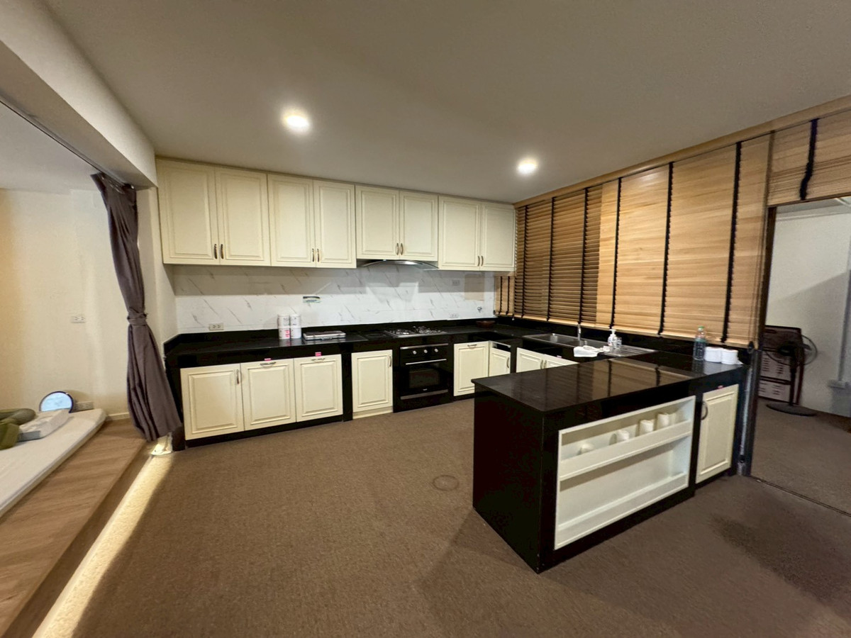 For RentHome OfficeSukhumvit, Asoke, Thonglor : Huge Townhouse in Heart of Phrom Phong. Suitable for all types of business. 蓬鹏大型联排别墅住宅出租，适合各种业务。