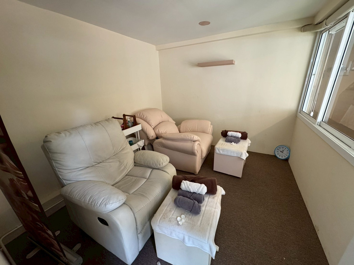 For RentHome OfficeSukhumvit, Asoke, Thonglor : Huge Townhouse in Heart of Phrom Phong. Suitable for all types of business. 蓬鹏大型联排别墅住宅出租，适合各种业务。