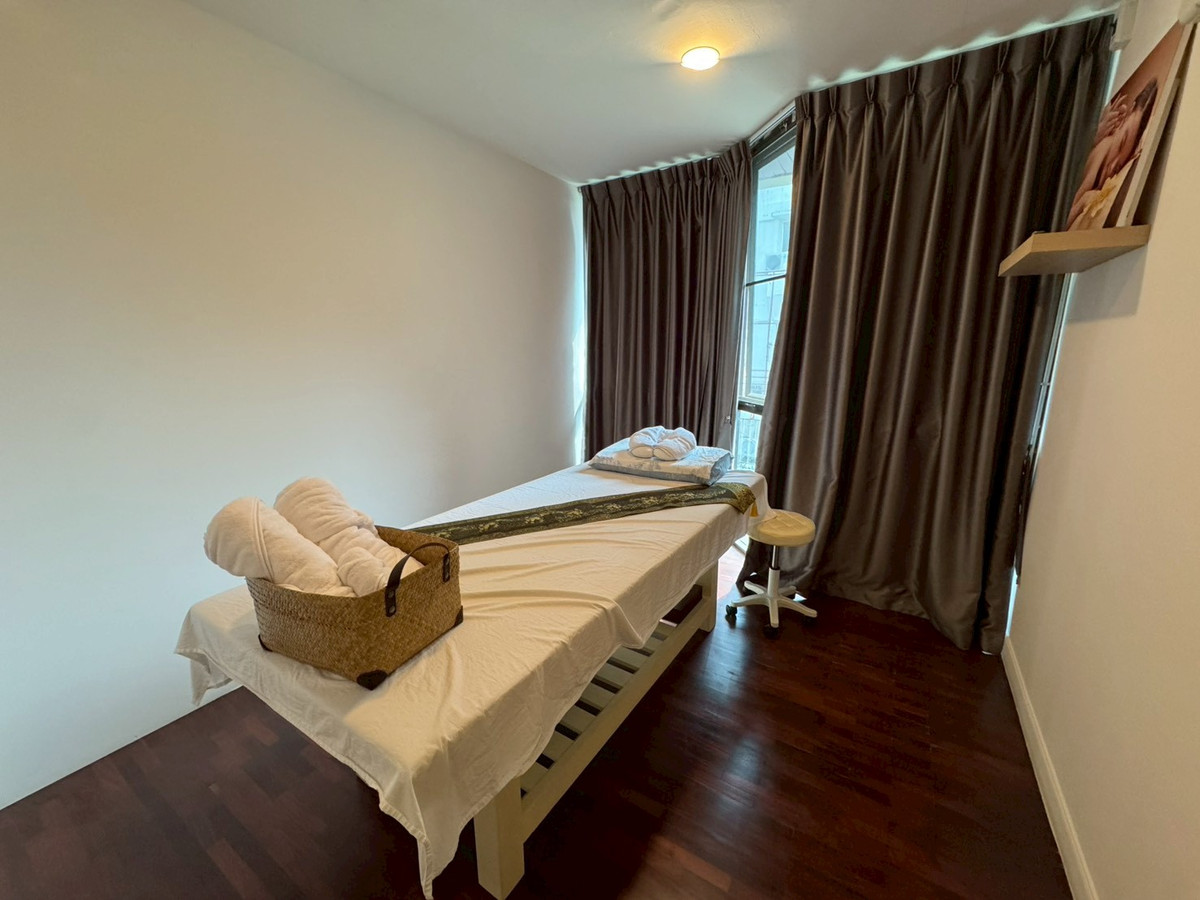 For RentHome OfficeSukhumvit, Asoke, Thonglor : Huge Townhouse in Heart of Phrom Phong. Suitable for all types of business. 蓬鹏大型联排别墅住宅出租，适合各种业务。