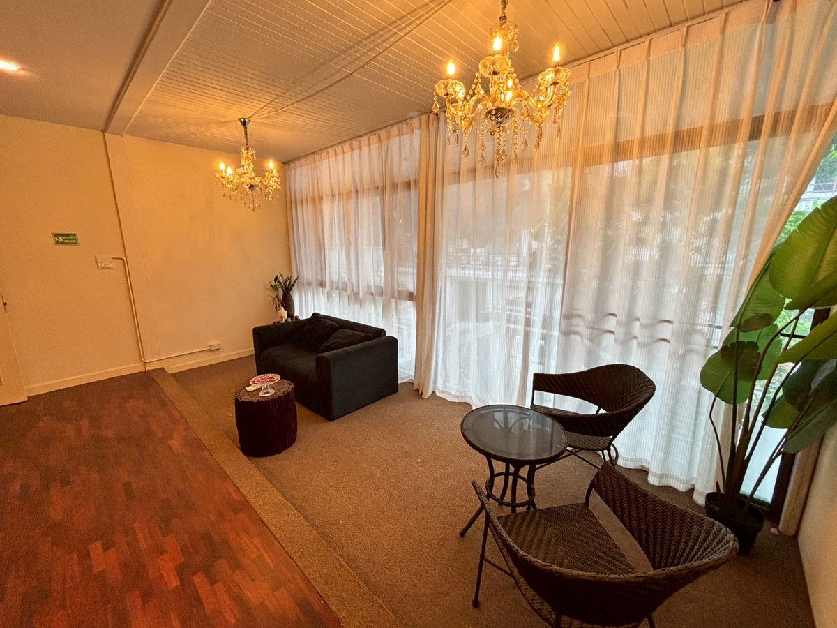 For RentHome OfficeSukhumvit, Asoke, Thonglor : Huge Townhouse in Heart of Phrom Phong. Suitable for all types of business. 蓬鹏大型联排别墅住宅出租，适合各种业务。