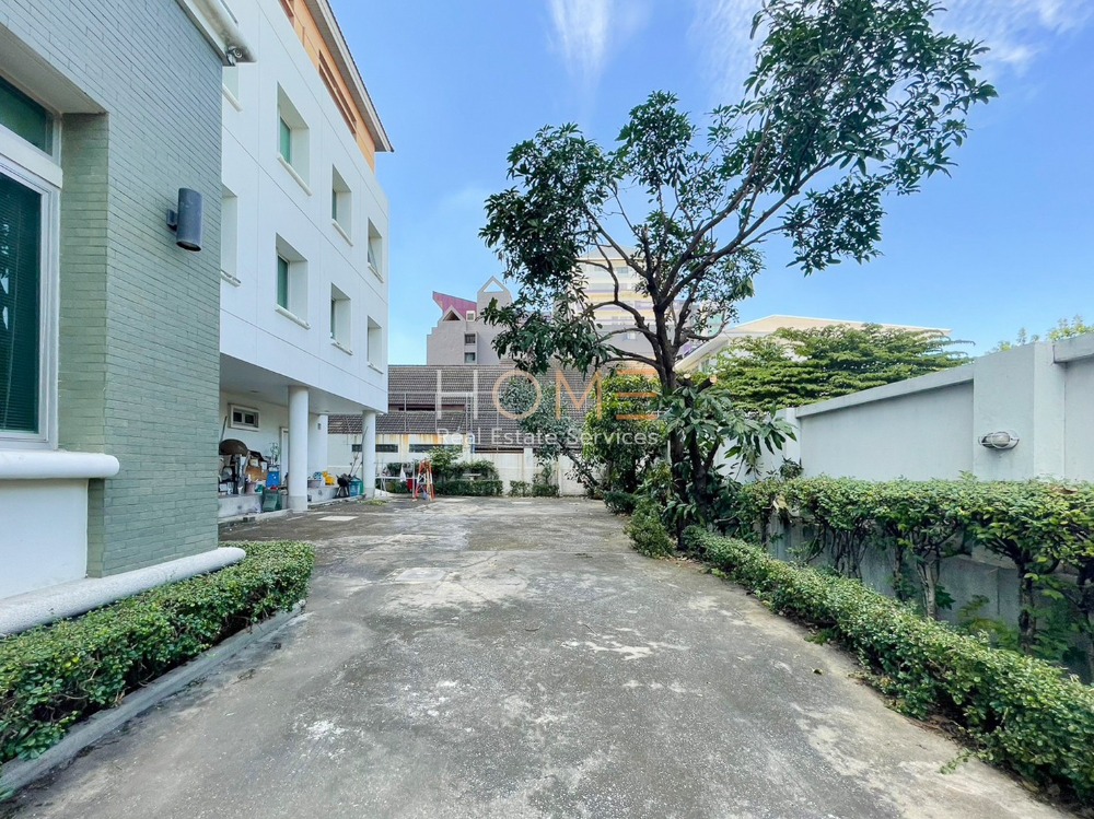 For SaleLandChaengwatana, Muangthong : Office with warehouse and parking ✨ Office Building Chaengwattana 13 near BTS Government Center / 3 floors (for sale), Office Building Chaengwattana 13 / 3 Storey (FOR SALE) T539