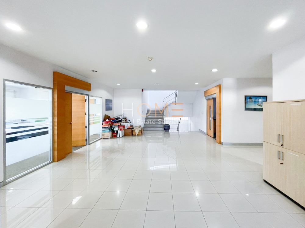 For SaleLandChaengwatana, Muangthong : Office with warehouse and parking ✨ Office Building Chaengwattana 13 near BTS Government Center / 3 floors (for sale), Office Building Chaengwattana 13 / 3 Storey (FOR SALE) T539