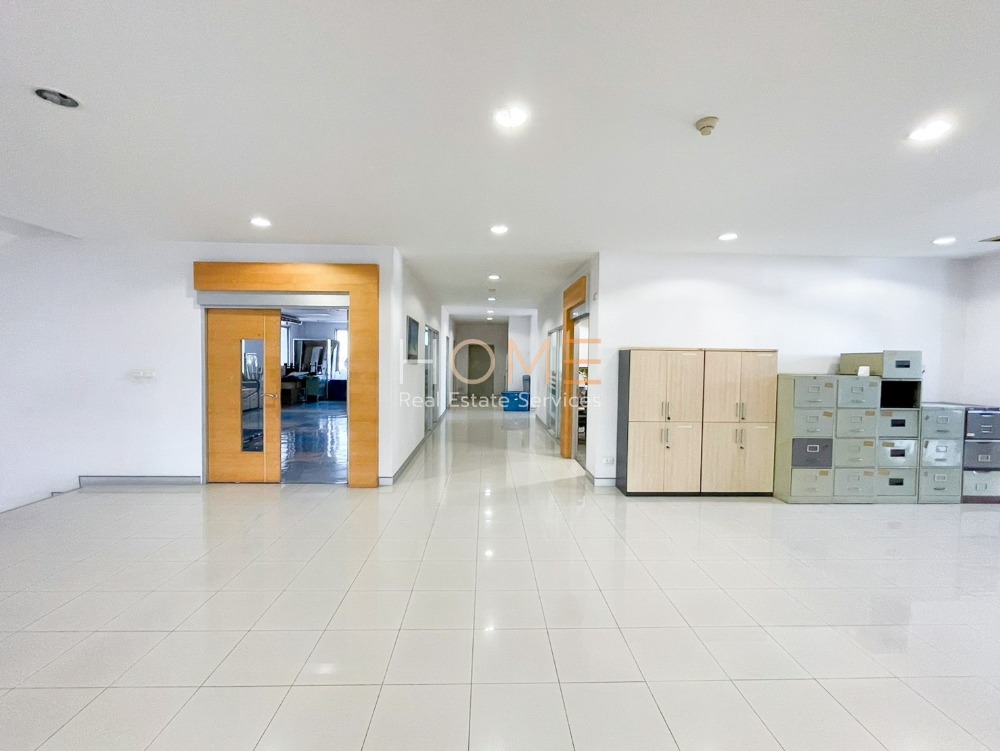 For SaleLandChaengwatana, Muangthong : Office with warehouse and parking ✨ Office Building Chaengwattana 13 near BTS Government Center / 3 floors (for sale), Office Building Chaengwattana 13 / 3 Storey (FOR SALE) T539