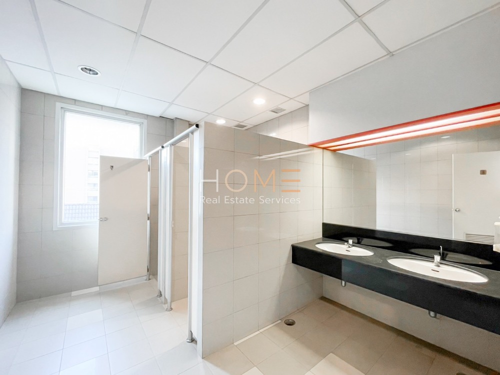 For SaleLandChaengwatana, Muangthong : Office with warehouse and parking ✨ Office Building Chaengwattana 13 near BTS Government Center / 3 floors (for sale), Office Building Chaengwattana 13 / 3 Storey (FOR SALE) T539