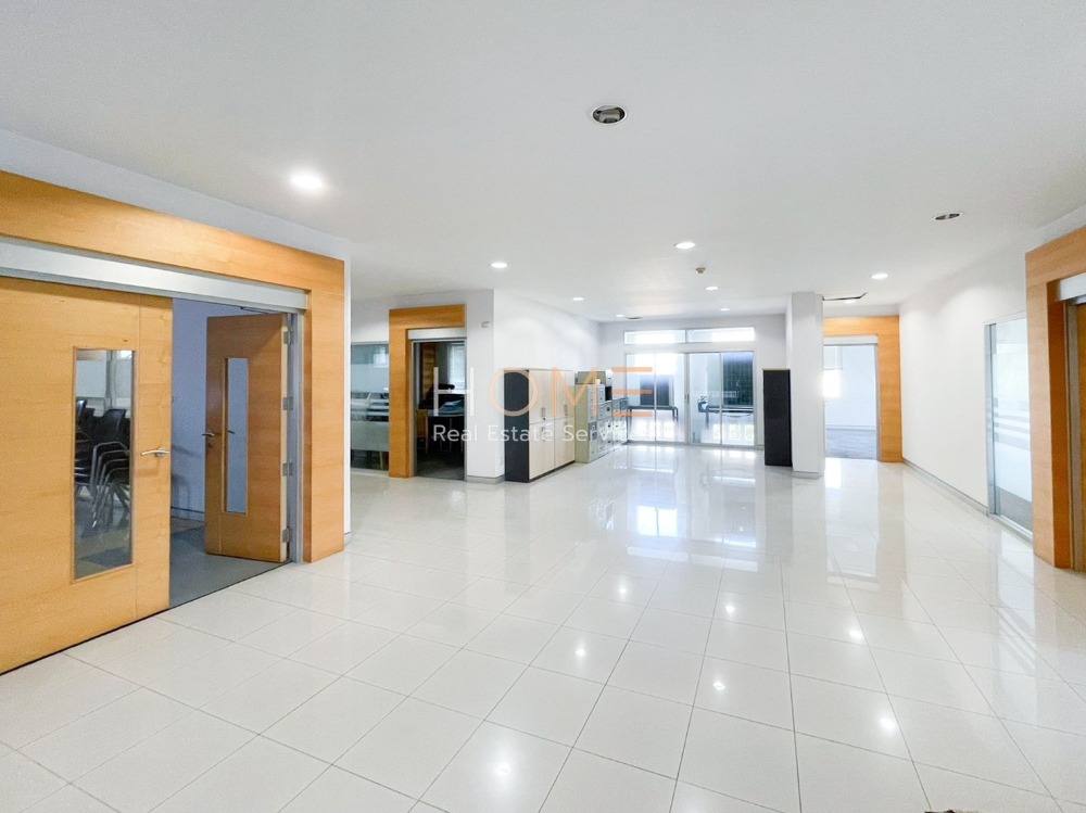 For SaleLandChaengwatana, Muangthong : Office with warehouse and parking ✨ Office Building Chaengwattana 13 near BTS Government Center / 3 floors (for sale), Office Building Chaengwattana 13 / 3 Storey (FOR SALE) T539