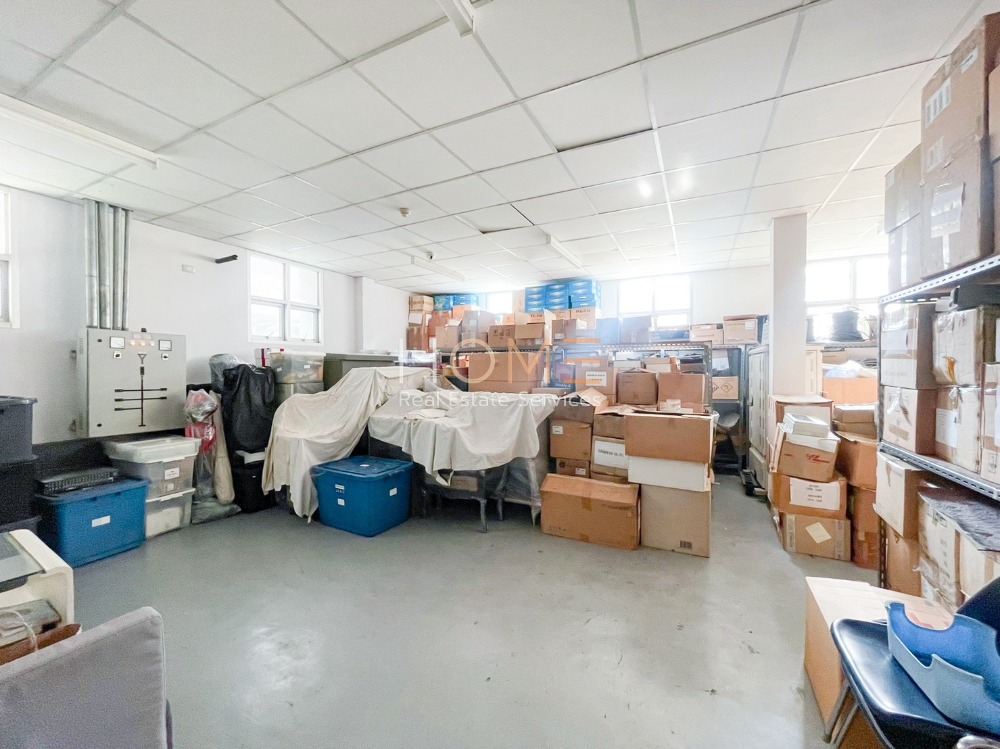 For SaleLandChaengwatana, Muangthong : Office with warehouse and parking ✨ Office Building Chaengwattana 13 near BTS Government Center / 3 floors (for sale), Office Building Chaengwattana 13 / 3 Storey (FOR SALE) T539