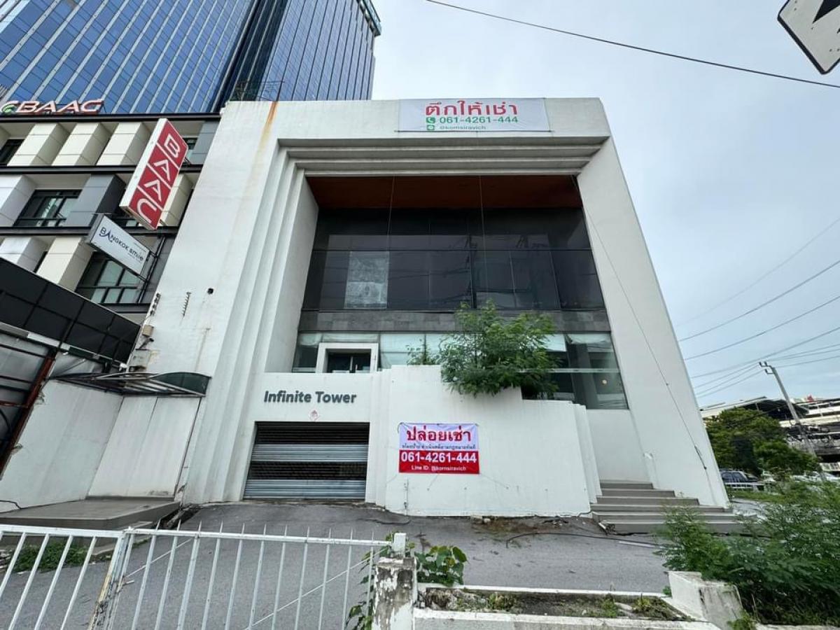 For RentRetail SpaceBangna, Bearing, Lasalle : Building 3.5 on the edge of Bang Na Road, near Central Bangna and Thai Life Insurance, Bang Na, 10 total parking.