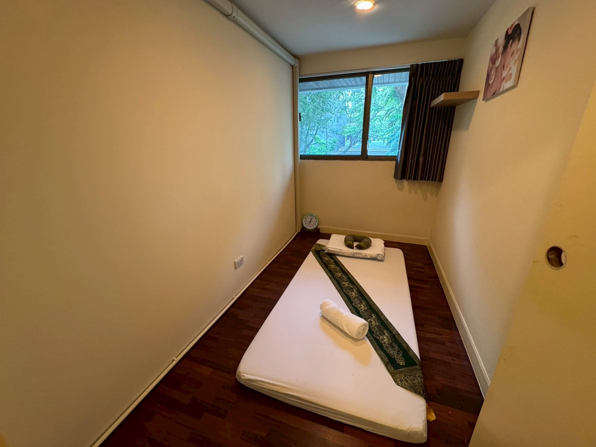 For RentHome OfficeSukhumvit, Asoke, Thonglor : Huge Townhouse in Heart of Phrom Phong. Suitable for all types of business. 蓬鹏大型联排别墅住宅出租，适合各种业务。