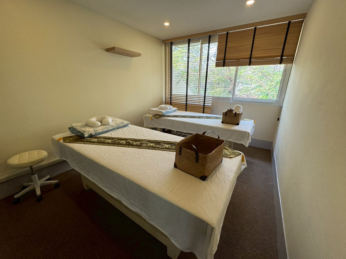 For RentHome OfficeSukhumvit, Asoke, Thonglor : Huge Townhouse in Heart of Phrom Phong. Suitable for all types of business. 蓬鹏大型联排别墅住宅出租，适合各种业务。