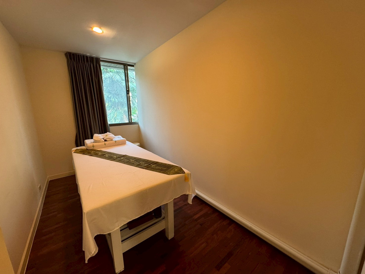 For RentHome OfficeSukhumvit, Asoke, Thonglor : Huge Townhouse in Heart of Phrom Phong. Suitable for all types of business. 蓬鹏大型联排别墅住宅出租，适合各种业务。