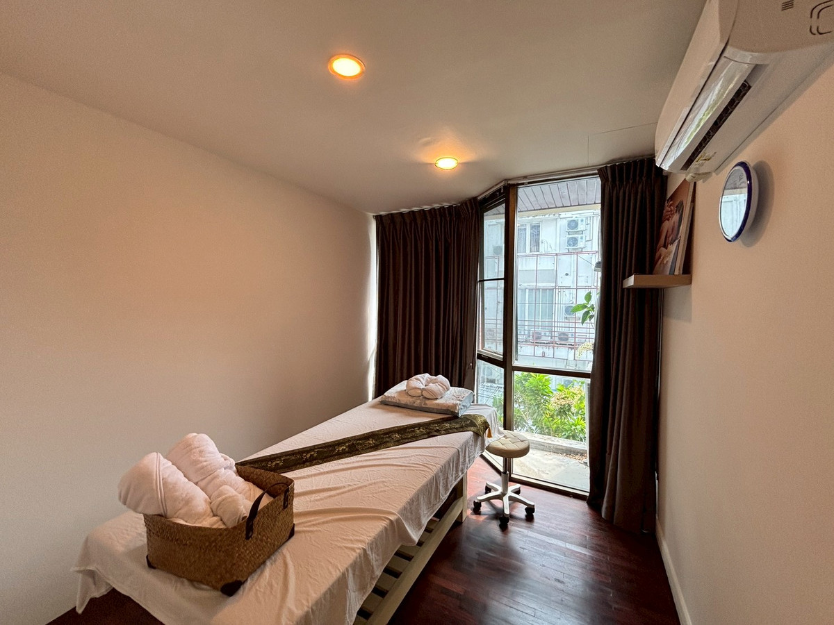 For RentHome OfficeSukhumvit, Asoke, Thonglor : Huge Townhouse in Heart of Phrom Phong. Suitable for all types of business. 蓬鹏大型联排别墅住宅出租，适合各种业务。