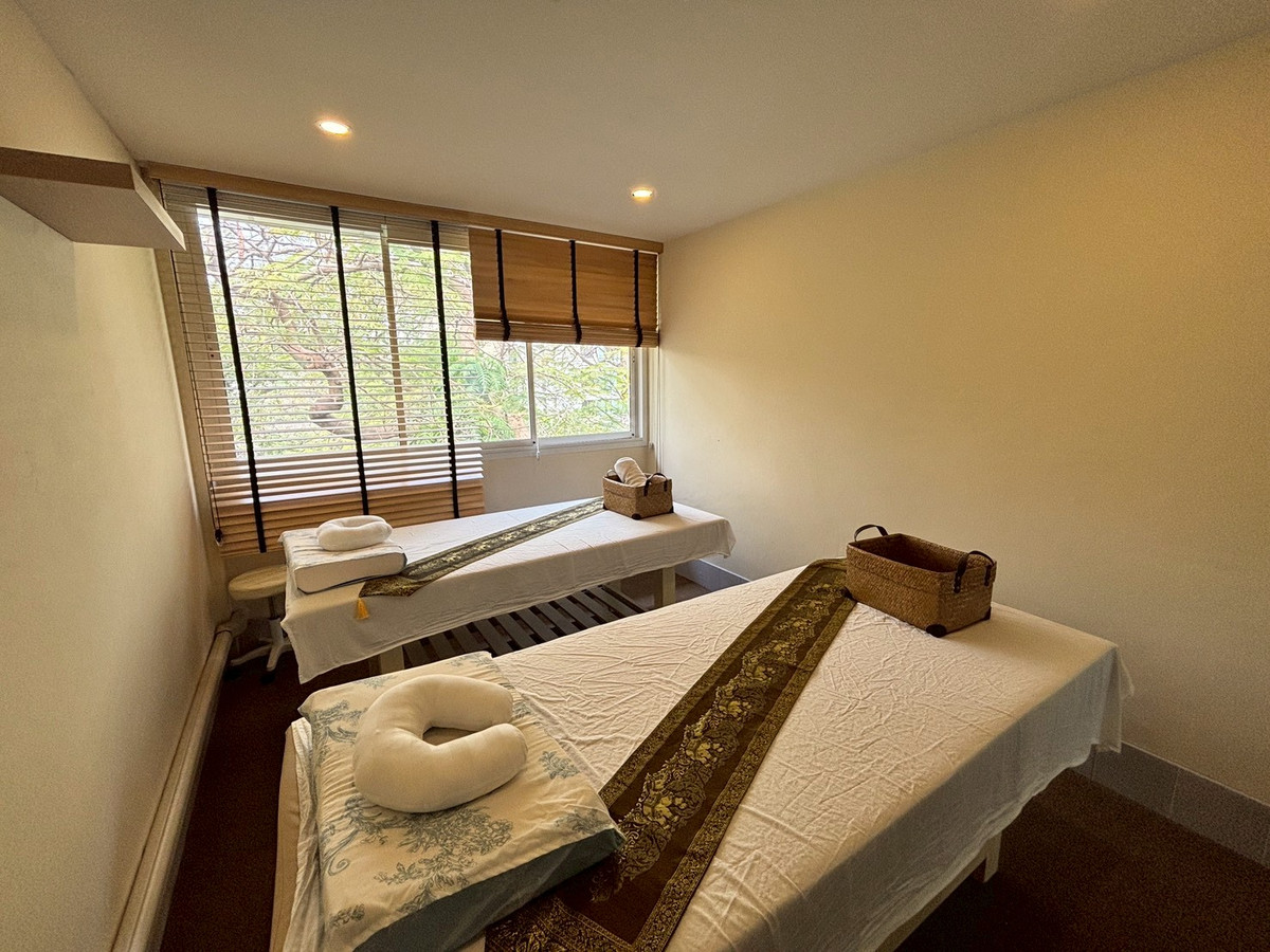 For RentHome OfficeSukhumvit, Asoke, Thonglor : Huge Townhouse in Heart of Phrom Phong. Suitable for all types of business. 蓬鹏大型联排别墅住宅出租，适合各种业务。