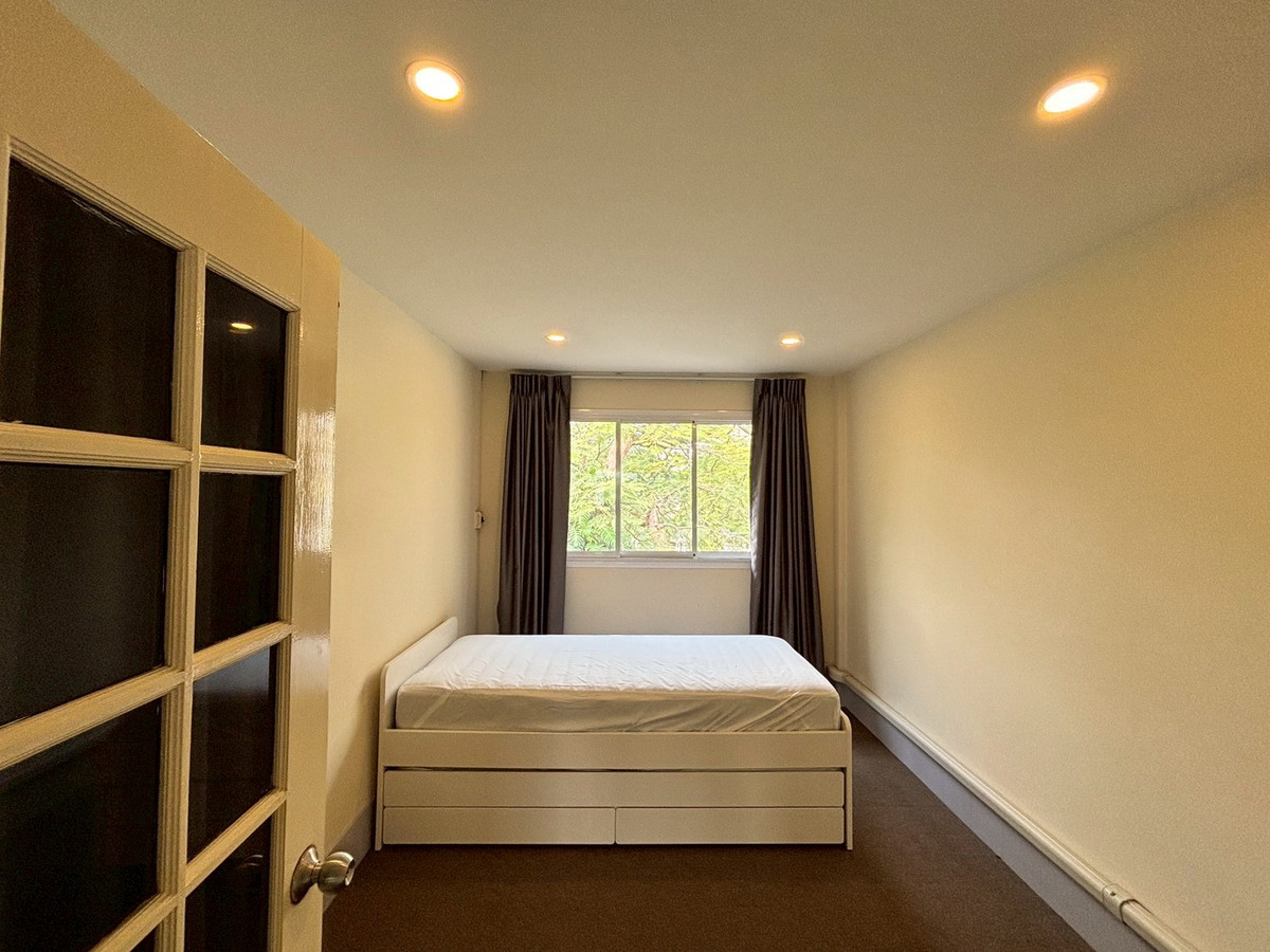 For RentHome OfficeSukhumvit, Asoke, Thonglor : Huge Townhouse in Heart of Phrom Phong. Suitable for all types of business. 蓬鹏大型联排别墅住宅出租，适合各种业务。