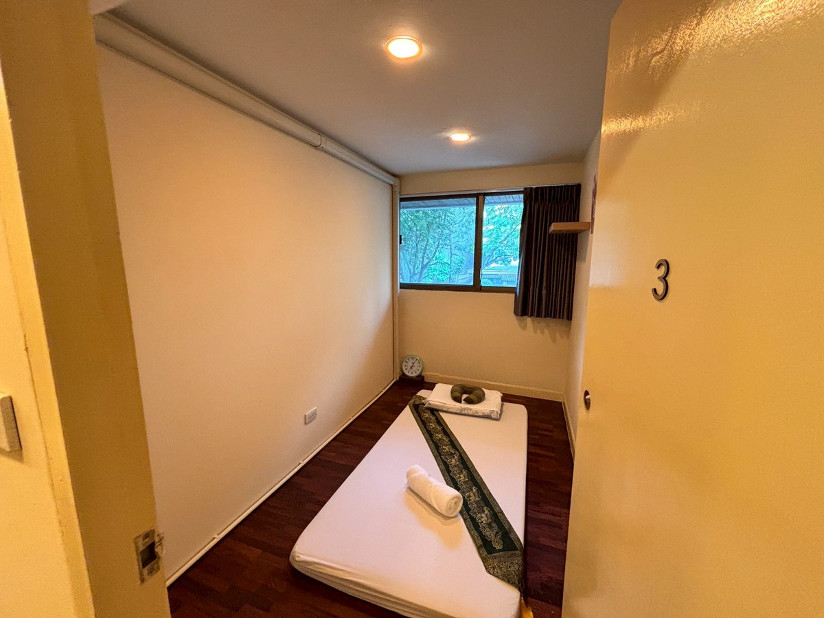For RentHome OfficeSukhumvit, Asoke, Thonglor : Huge Townhouse in Heart of Phrom Phong. Suitable for all types of business. 蓬鹏大型联排别墅住宅出租，适合各种业务。