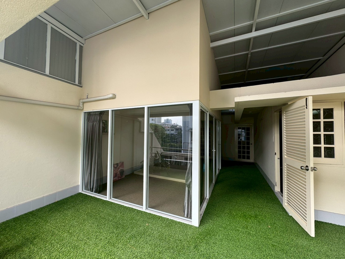 For RentHome OfficeSukhumvit, Asoke, Thonglor : Huge Townhouse in Heart of Phrom Phong. Suitable for all types of business. 蓬鹏大型联排别墅住宅出租，适合各种业务。