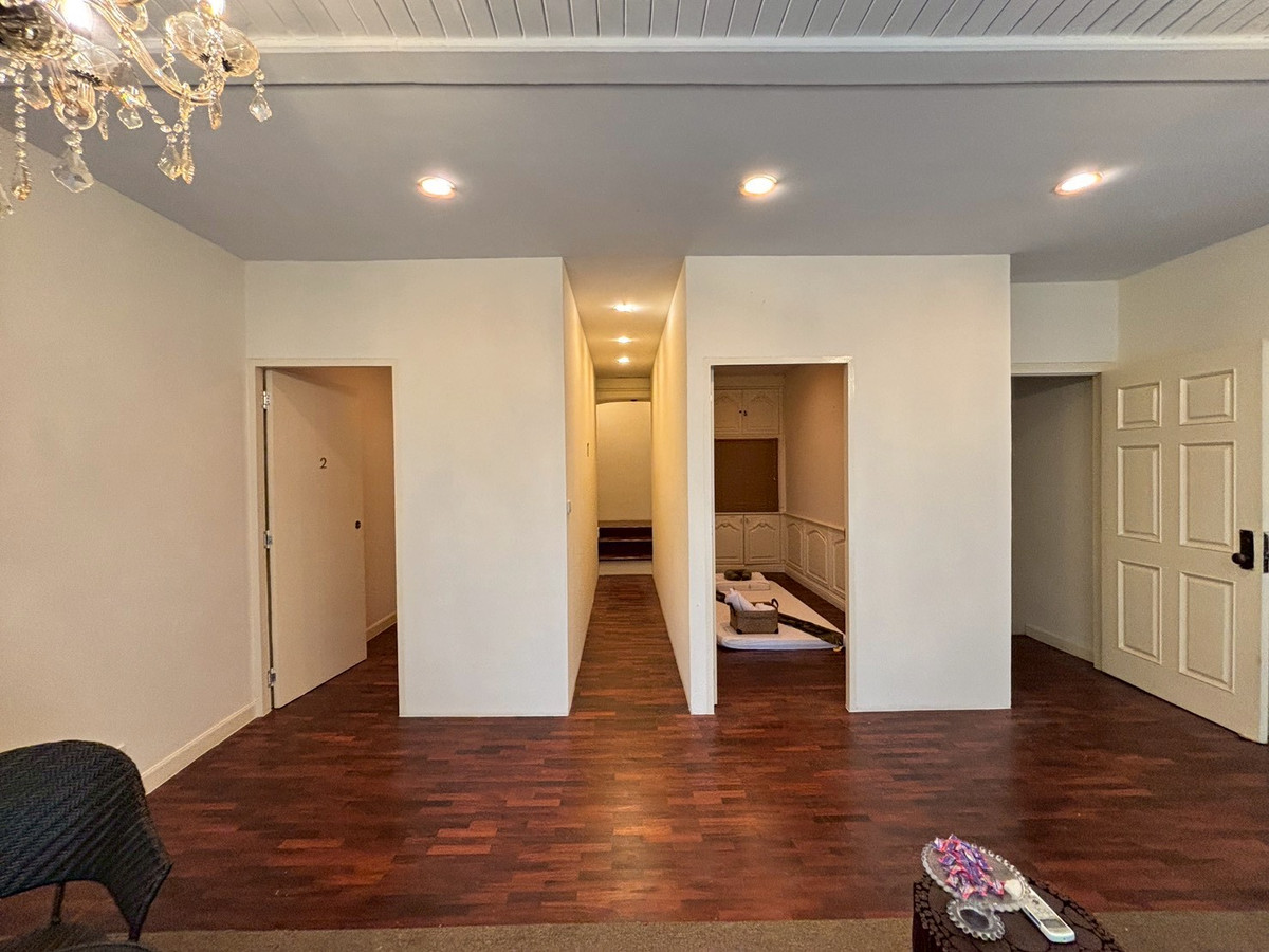 For RentHome OfficeSukhumvit, Asoke, Thonglor : Huge Townhouse in Heart of Phrom Phong. Suitable for all types of business. 蓬鹏大型联排别墅住宅出租，适合各种业务。