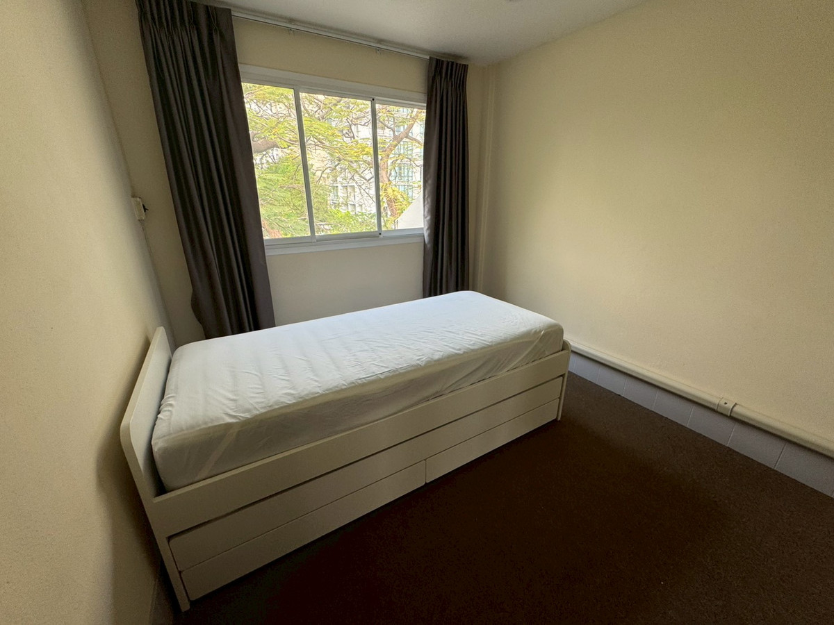 For RentHome OfficeSukhumvit, Asoke, Thonglor : Huge Townhouse in Heart of Phrom Phong. Suitable for all types of business. 蓬鹏大型联排别墅住宅出租，适合各种业务。