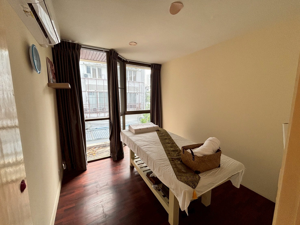 For RentHome OfficeSukhumvit, Asoke, Thonglor : Huge Townhouse in Heart of Phrom Phong. Suitable for all types of business. 蓬鹏大型联排别墅住宅出租，适合各种业务。