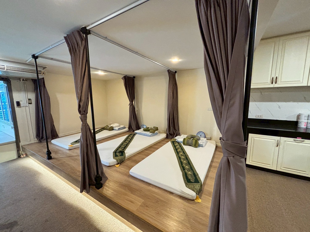 For RentHome OfficeSukhumvit, Asoke, Thonglor : Huge Townhouse in Heart of Phrom Phong. Suitable for all types of business. 蓬鹏大型联排别墅住宅出租，适合各种业务。