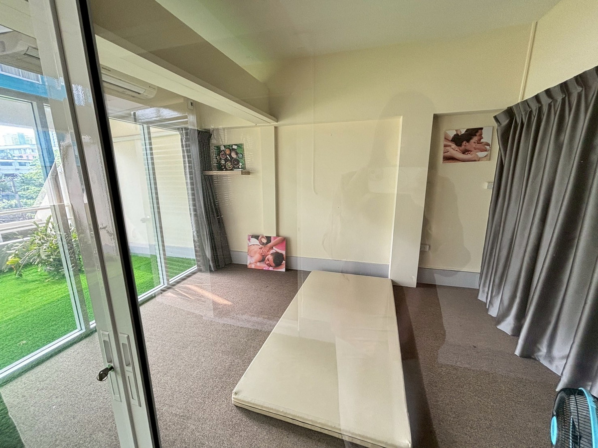 For RentHome OfficeSukhumvit, Asoke, Thonglor : Huge Townhouse in Heart of Phrom Phong. Suitable for all types of business. 蓬鹏大型联排别墅住宅出租，适合各种业务。