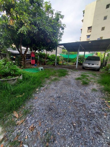 For SaleLandLadprao101, Happy Land, The Mall Bang Kapi : Land for sale, 100 sq m, Lat Phrao area, along the expressway, near CDC, MRT Lat Phrao 83. The land has been filled in for more than 10 years, and currently it is still about 70 cm higher than the road. A house can be built immediately.