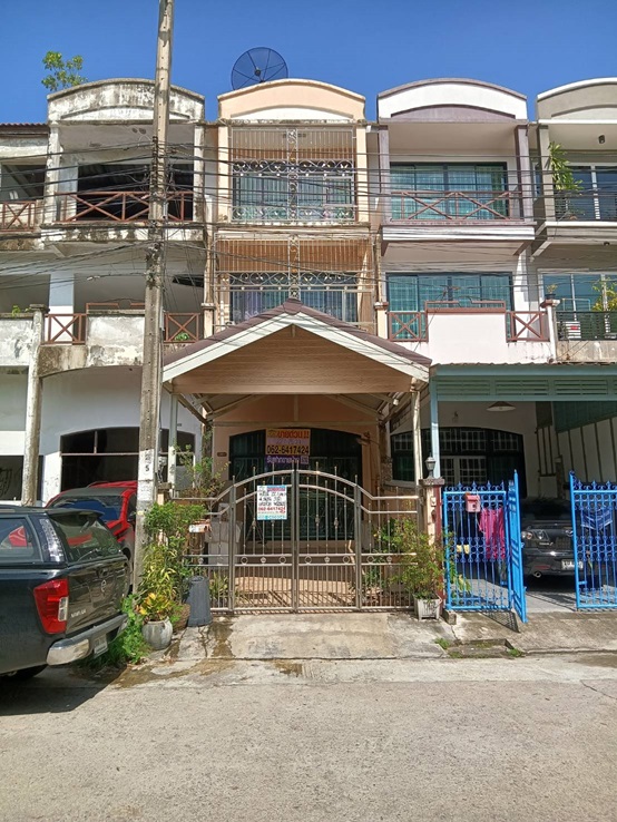 ขายทาวน์โฮมพุทธมณฑล ศาลายา : ขาย ทาวน์เฮ้าส์ 3 ชั้น  22.1 ตร.วา  ม.จินดาธานี   อยู่ถนนบรมราชชนนี 117  ห่างถนนใหญ่เพียง 150เมตร  ตกแต่งใหม่  สภาพพร้อมอยู่