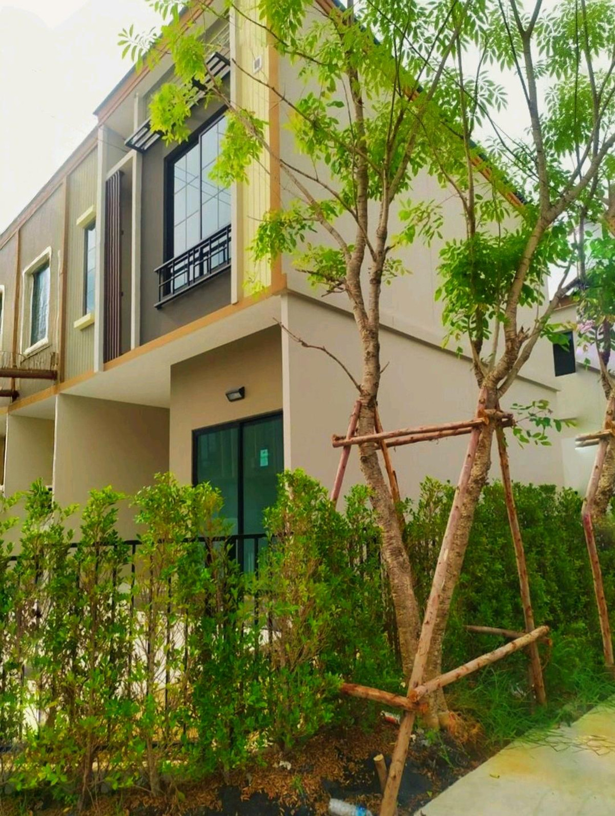 For RentTownhomeLadkrabang, Suwannaphum Airport : 🚩🍀⭐Newly built townhome for rent, The Connect Suvarnabhumi 4, Soi King Kaew 37, corner house, new series home design, Modern Minimal style, has garden area, next to the main road✅